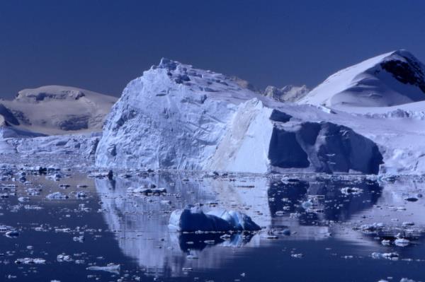 隐藏的生态系统?美国宇航局发现南极冰层下潜藏着大量生命的新证据