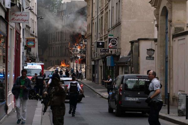 巴黎爆炸导致大火爆发，左岸的建筑物倒塌
